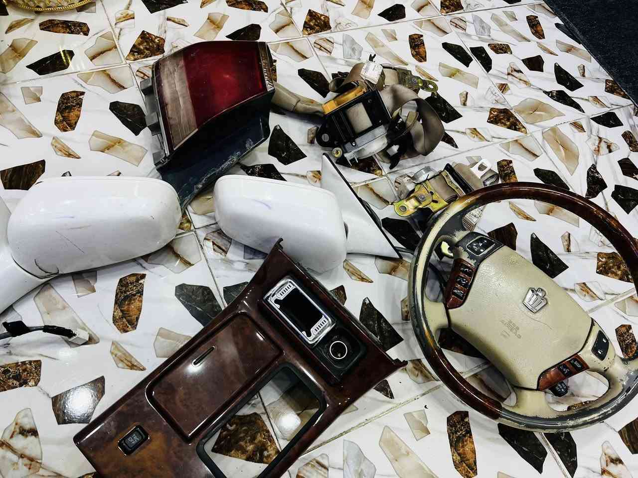 السلام عليكم اخوان 
غراض ملكه للبيع 
دركه ماجسته شاهينه ملكه 
مرايات اماميه ملكه اصليات صدفيات 
دعاميه امامي بدون ي كسر فقط يرادلها صبغ 
احزمه خلفيه 
بك لايت جهه اليمنى ملكه
مكاني النجف الاشراف 
رقمي ***********
