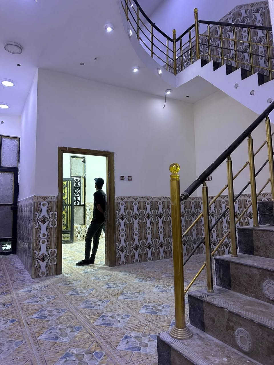 ✨ بيت حديث موقع مميز للإيجار – القبلة / الـ4 آلاف ✨
🏡 فرصة مميزة للعوائل الباحثة عن الراحة والهدوء في موقع حيوي قريب من جميع الخدمات.

📐 مساحة العقار: 100م² طابو صرف

🏠 البناء: حديث (طابوق)

🏢 عدد الطوابق: طابقان

🔹 الطابق الأرضي:

• غرفة نوم

• غرفة استقبال

• هول

• مطبخ

• منور

• حمام داخلي

• حمام خارجي

🔹 الطابق الثاني:

• غرفة نوم

• هول كبير متعدد الاستخدامات

• بلكونة

• ترك (سطح صغير) مناسب لجلسة عائلية أو مساحة خضراء للشواء والاستراحة

📍 مميزات الموقع:

✅ يبعد 100 متر فقط عن الشارع الرئيسي المؤدي إلى جسر المعارض وصناعية حمدان

✅ توفر كافة الخدمات (مدارس حكومية، أسواق، افران، صيدلية)

✅ منطقة هادئة وآمنة ومخدومة بالكامل

💎 بيت عملي بموقع ممتاز يلبي احتياجات العائلة اليومية ويوفر سهولة الوصول إلى جميع الخدمات.

📞 للاستفسار والمعاينة:

المالك: ***********
