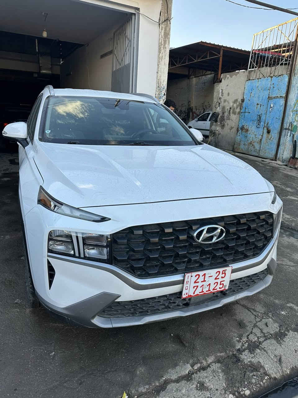 السلام عليكم سنتافي 2023 لون ابيض امريكي دخول جديد ماشي 41 ميل الضرر باب الخلفي والجاملغ الخلفي بجم كبس امامي خلفي سيارة جديدة
السعر 215 
الاتصال ***********
***********
مكان الموصل
