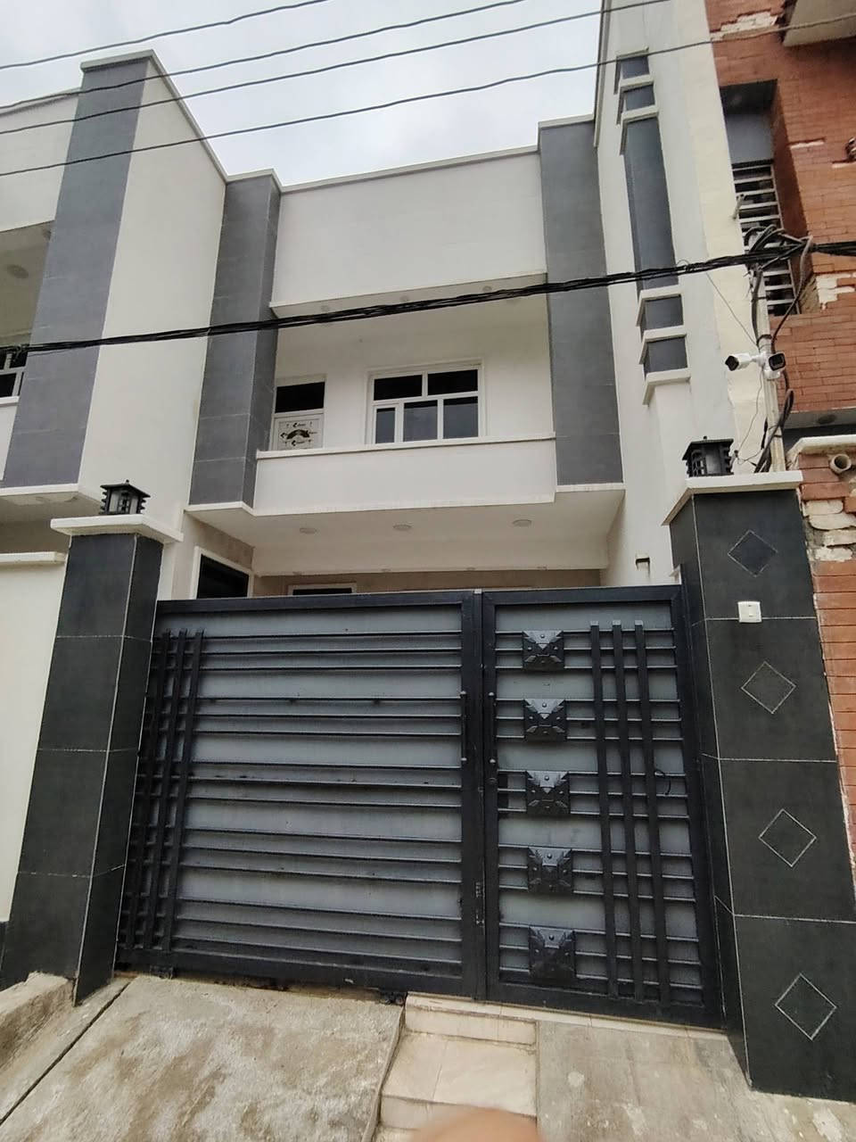 دار للبيع مساحه 200 متر بناء حديث في بعقوبة الفلاحة مقابيل نقابه المعلمين يبعد عن الكورنيش 50متر شغل درجه اولى واجهة 11 متر ونزار 18 طابو زراعي سند 25 عندي وكالة ومكاتبه من الصاحب الأصلي مع قرار قاضي أيضا الطابق الأول استقبال وصاله ومطبخ وغرفتين نوم وصحيات مع كراج سياره وحديقة والطابق الثاني 3غرف نوم وصاله وصحيات للاستفسار *********** واتساب
