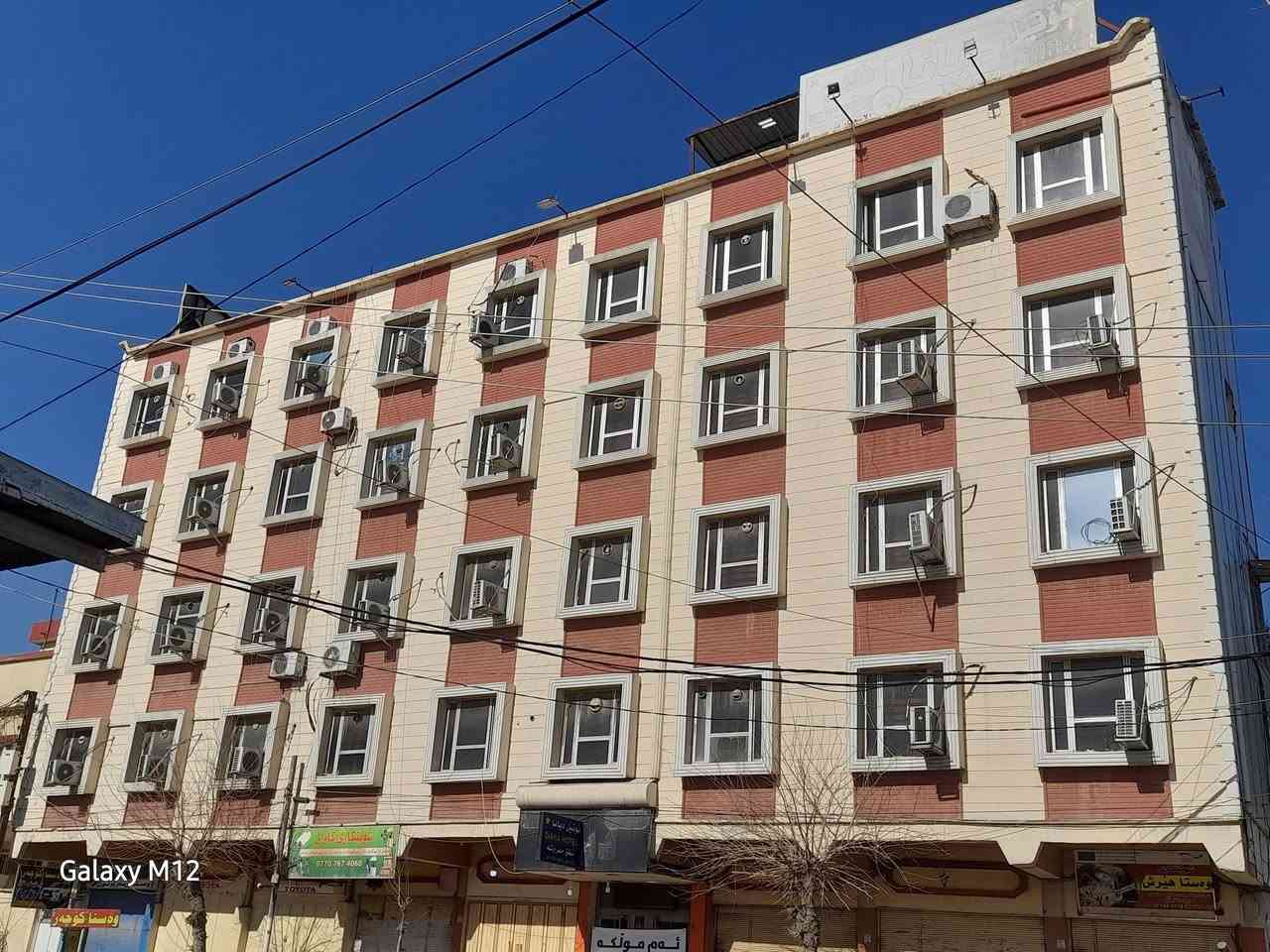 السلام وعليكم ورحمة الله وبركاته  .. رمضان كريم وخير انشالله أحبتي أصدقائي الأعزاء متابعي صفحة النسيم للعقار في السليمانية  .. فرصة استثمارية لا تعوض للراغبين في الاستثمار في السليمانية  .. يوجد لدينا بناية للبيع  ( فندق كامل مجهز  جاهز للعمل   ) البناية متكونة من خمس طوابق  مساحة ١٨٠م . 
٣٠ غرفة  سويت ... 
٨ شوقة ... 
٨ محلات جاهزة للأيجار  .. 
يوجد مولدة مع بير ماء شغال..
 البناية  طابو ملك صرف..
للإستفسار اكثر يرجى الاتصال على الرقم.. 
*********** .. 
تحياتي لكم جميعا  .. النسيم للعقار في السليمانية ..
