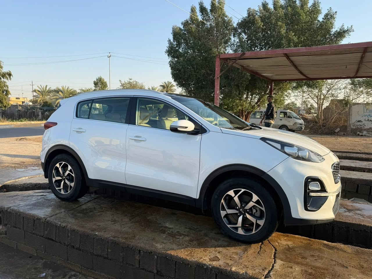 كيا سبورتج موديل ٢٠٢٠ مواصفات بانورما 
السيارة سويج  كاميره  دواره عليه تخم تاير جديد 
السيارة بيها بارد مثل ما موضح بالصورة السونار 
فقط بارد 
ماشية 119k الف 
تويد تحويل ثاني يوم او وكاله ثاني يوم بيها تكحيل شوية خشم البنيد وباب السايق تكحيل بارد 
السعر ١٨٧ بيها مجال بسيط
رقم الهاتف ***********
السكن ديالى بعقوبة
