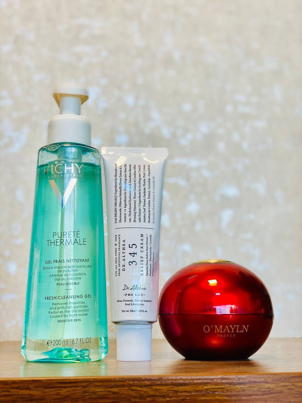 ❤️ عرض العناية الكامل ❤️
ترطيب وتفتيح وإزالة التصبغات والبقع الداكنة والكلف والنمش 
يتكون من 👇💯💯

✨ 1 — غسول فيتشي Vichy Pureté Thermale
غسول طبي لطيف يناسب كل أنواع البشرة، خصوصًا البشرة الحساسة والمختلطة.

✨ 2 — كريم 345 Dr. Althea
كريم ترطيب وعلاج بتركيبة طبية خفيفة وسريعة الامتصاص.

✨ 3 — كريم التنين (O’Melin Dragon Blood Cream)
كريم مشهور لتفتيح وتنعيم البشرة وتوحيد اللون.


**إذا كنت صاحب هذا الإعلان وتريد حذفه لأي سبب، رجاءا أرسل رسالة إلى الدعم الفني**