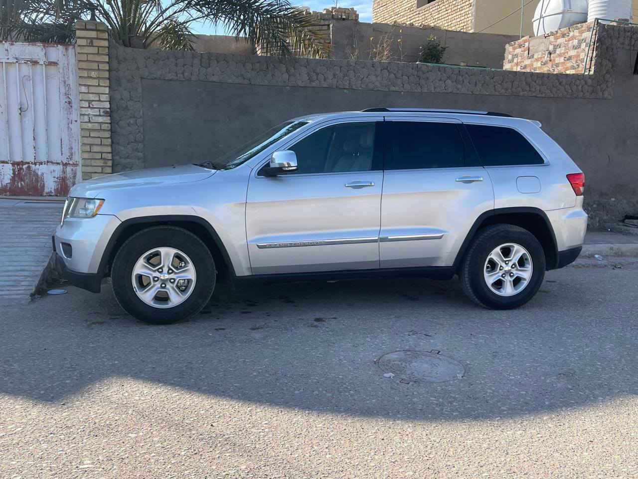 السلام عليكم 
للبيع فقط جيب كراند شيروكي ادوات ادوات كصة جنطة موديل 2012 لون سلفري متومة ارقام وسنوية شمالي على رقم الشاصي فول مواصفات لمتد 1/1 
فتحة سقف 
تحكمات استيرن
تدفئة تبريد بالكشنات
تدفئة بالستيرن 
حساسات خلفيه 
تشغيل عن بعد 
اشارة بالمري 
رادار امامي خلفي 
بصمة ابواب 
شاشة قلاب
 كشنات خزن 
ميموري عند وضعية الجلوس 
استيرن كهربائي
صندوق كهربائي شفط 
صوت دمام مجسم 
حداديه وتايرات جدد
مكينة هيمي
السعر 66 وبيها مجال  قليل حك الجيه مكان السيارة محافظة ميسان
***********
