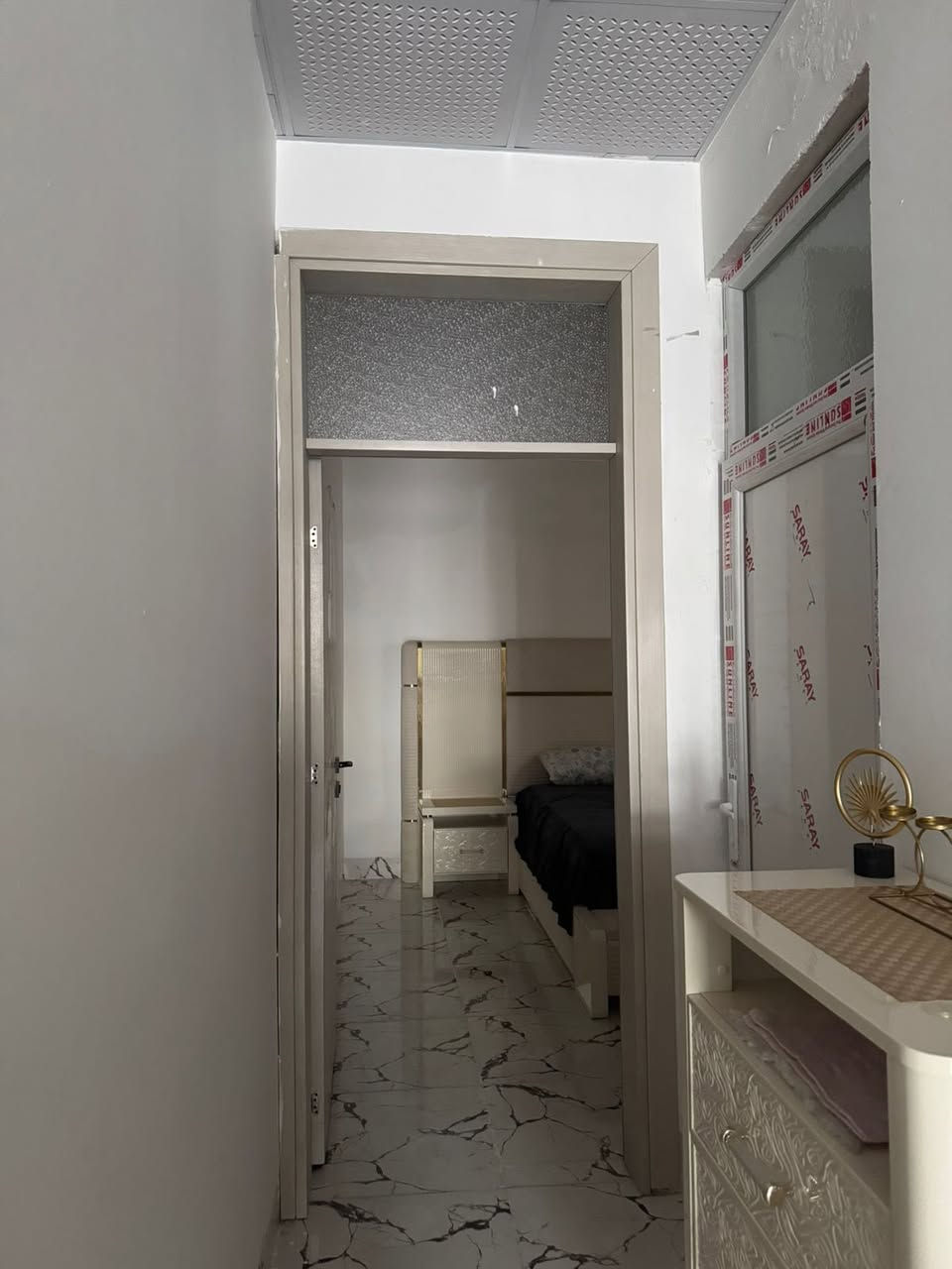 بيت للبيع بلديه 100 متر طولاني منطقة كوباني البيت صفر يتكون من استقبال مطبخ غرفة نوم صحيات داخلي وخارجي كلها سيراميك سقوف ثانويه بيها تانكي مي يبعد عن شارع العام 15 متر مقابيل البت شارع 35 متر منطقه كلش حلوه اوراق البيت واصل امليك السعر 
38 مليون وبيها مجال 
لاستفسار ع رقم ***********
