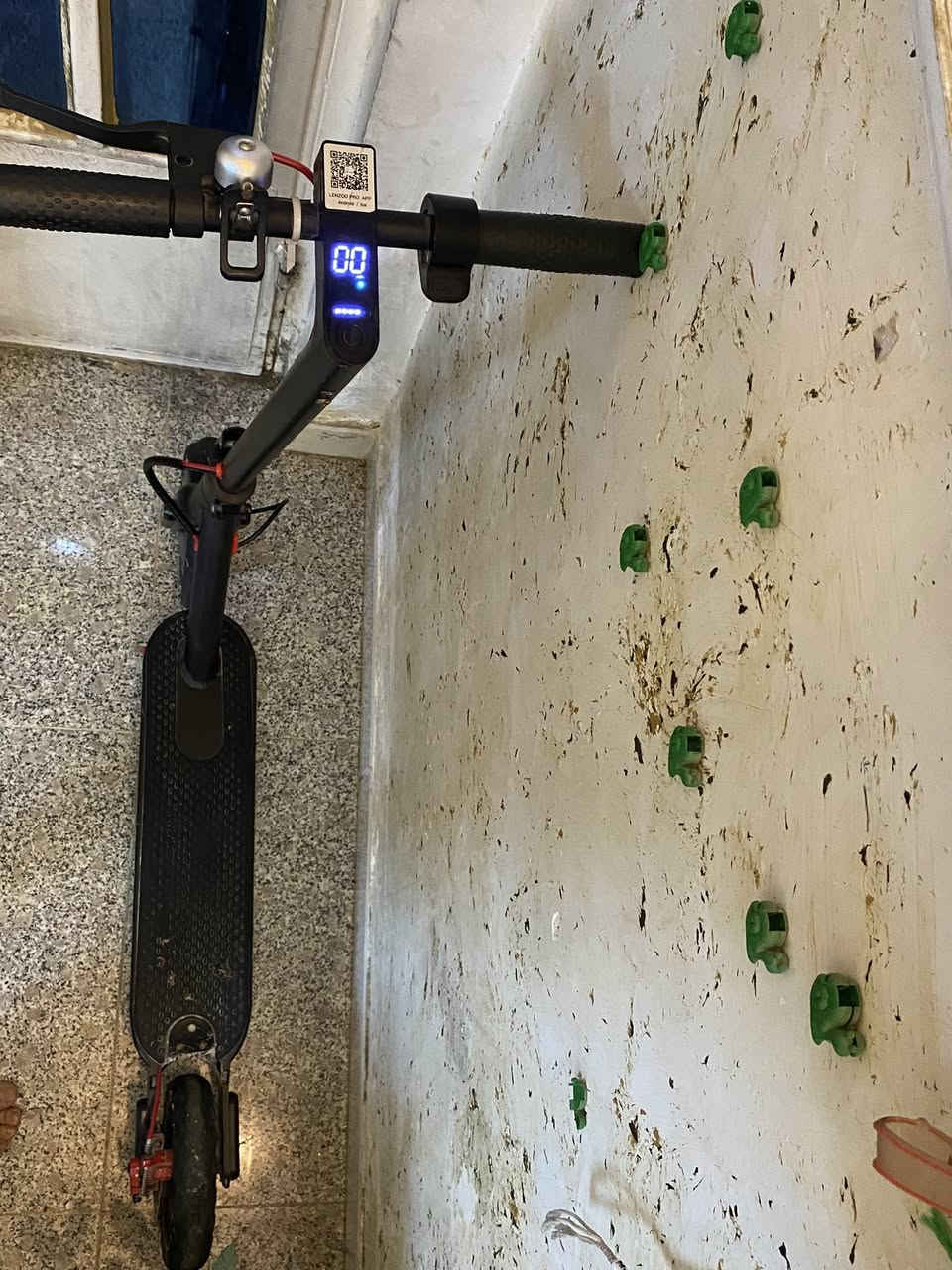 السلام عليكم

سكوتر كهربائي  Lanzod pro مستعمل للبيع 
٣ سرع 
ايكو 
درايف 
سبورت 
سرعته ٥٥ كم  بطاريه ليثيوم 
كلوب لد 
بريك شغال وبحاله جيده السكوتر 
شاحنته موجودة 
السعر ٢٠٠ الف دينار وبي مجال
مكاني بغداد / الدوره 

م / ***********
