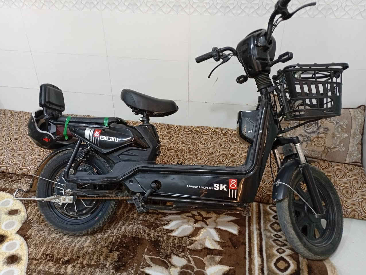 دراجه شحن اختي الجديده حجم 14 الاتصال على الرقم*********** والسعر خاص باتريات اربعه جدد كلهن شغالات والدراجه ما بها اي عطل جهاز انذار عند السرقه+ اثنين سويج+اثنين بصمه من تنسرق ينقفل التاير الوره تايرات جدد
