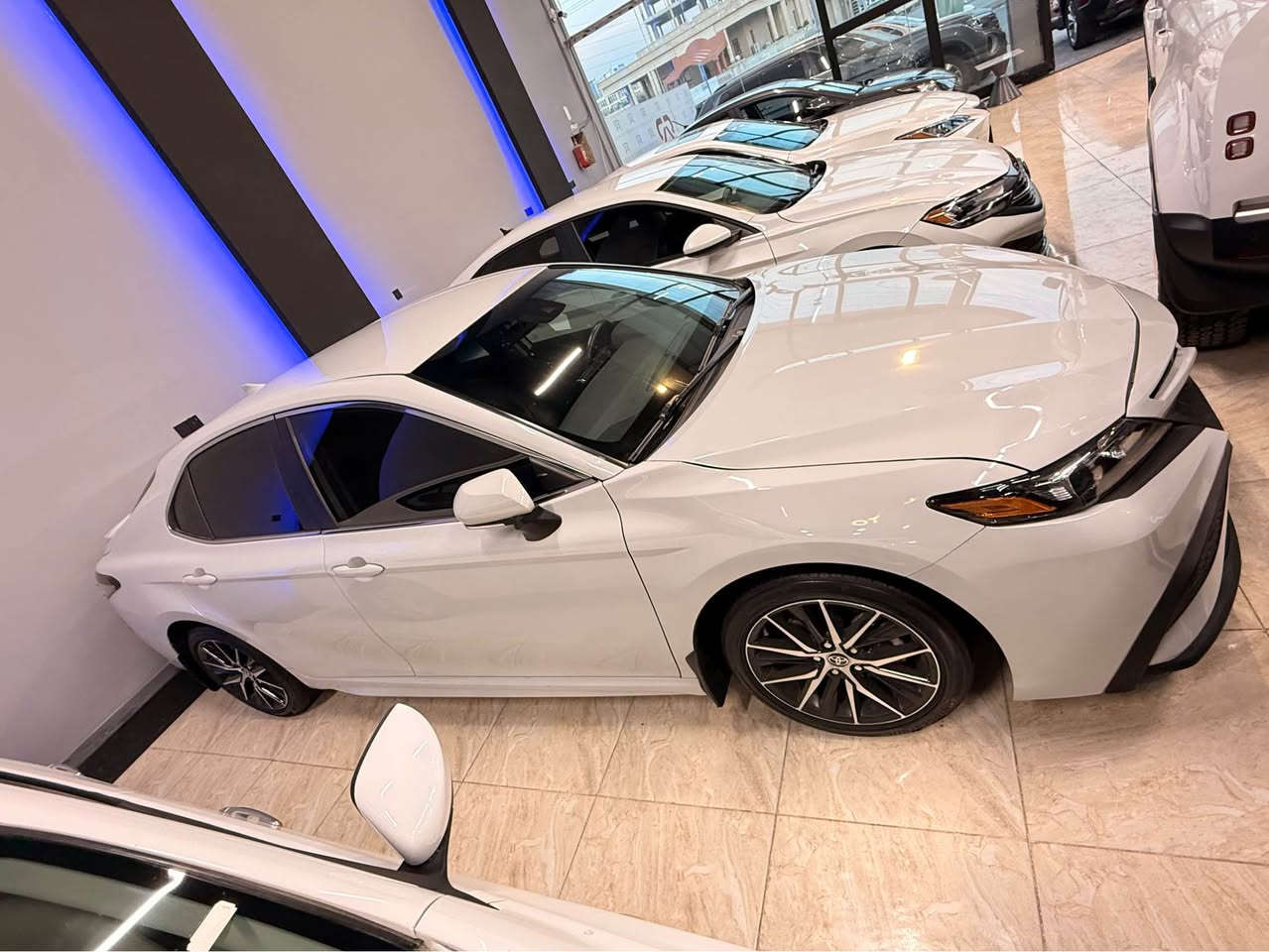 كامري موديل ٢٠٢٣ 
مواصفات SE
لون سموك ( سمنتي )
ماشية ١٨ الف ميل
حادث بونيد صبغ و جاملغ يسار تعديل بارد بدون دواخل بدون شاصي 
سيارة جديد و على وضع الشركة ما بيها دينار مصرف 
ارباك مفتوح
  رقم كاتي غير مخرج بيها ٩٠ يوم
سعر ١٩٨$ (بدون رقم ) 
مكان سيارة اربيل 
*********** أربيل, العراق
