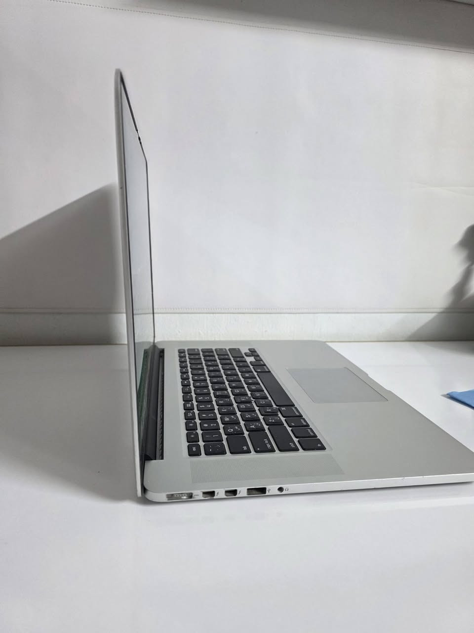 ماك بوك برو حجم 15inch 2015
معالج cor i7
رام 8g
هاردssd256 
حجم شاشة 15 انش 
بطارية ممتازة تدوم 6ساعات 
سعر ٣٦٠ الف فقط 
رقمي *********** 
مكاني بغداد البياع حي التراث يوجد توصيل
