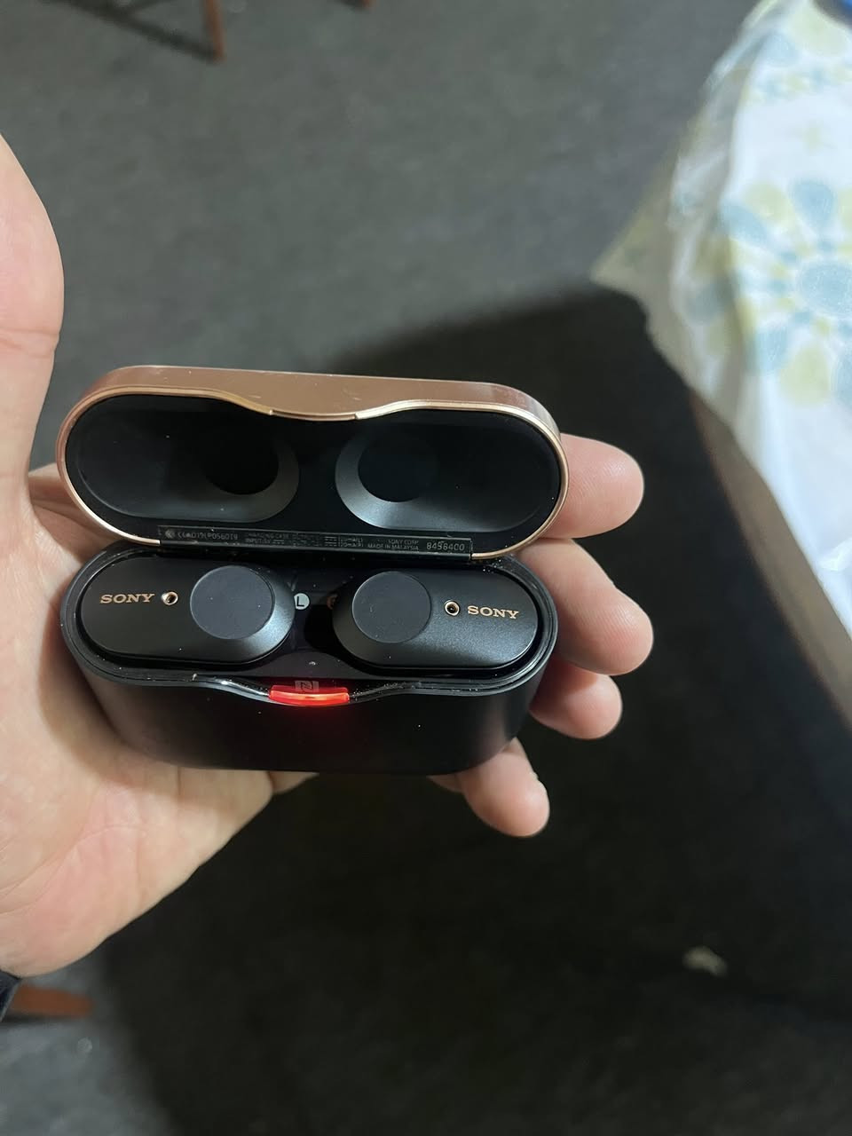 � للبيع سماعات سوني الأصلية Sony WF-1000XM3 🎧
إذا كنت تبحث عن جودة صوت قوية مع عزل ضوضاء ممتاز، فهذه السماعات خيار رائع 👌

الموديل: Sony WF-1000XM3
الحالة: مستعملة استعمال خفيف ونظيفة
المميزات:
• عزل ضوضاء احترافي (Noise Cancelling)
• صوت عالي الجودة من سوني
• بطارية ممتازة تدوم لساعات طويلة
• تدعم NFC وبلوتوث للاتصال السريع
• علبة شحن أصلية

السماعات تعمل بكفاءة ولا يوجد فيها أي مشاكل.
مناسبة للمكالمات، الموسيقى، والسفر ✈️🎶


**إذا كنت صاحب هذا الإعلان وتريد حذفه لأي سبب، رجاءا أرسل رسالة إلى الدعم الفني**