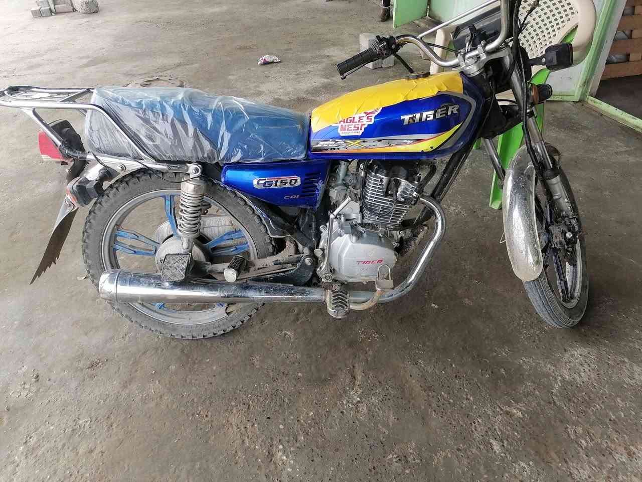 السلام عليكم مكلف بلنشر
تايكر  وزن ثقيل  شرط»»»» 
الاصلي  باب اول0.1 نضافه فول»»» 
نشاط فول 🔥
طيران ✈️
محرك كيرشرط  نعومه فول»»»» 
كهربائيات كلها شغاله  »»»
 موطور مال جناي مامتعوب»»»» 
ملاحضه........ 
رجاءءء الموشراي لاتكسر بحلال ناس كلشي»»» 
 موجود بل سوك. 
السعر400 وبي مجال بيع مستعجل 
الاتصال ««««
              ***********««««
المكان بيجي.
