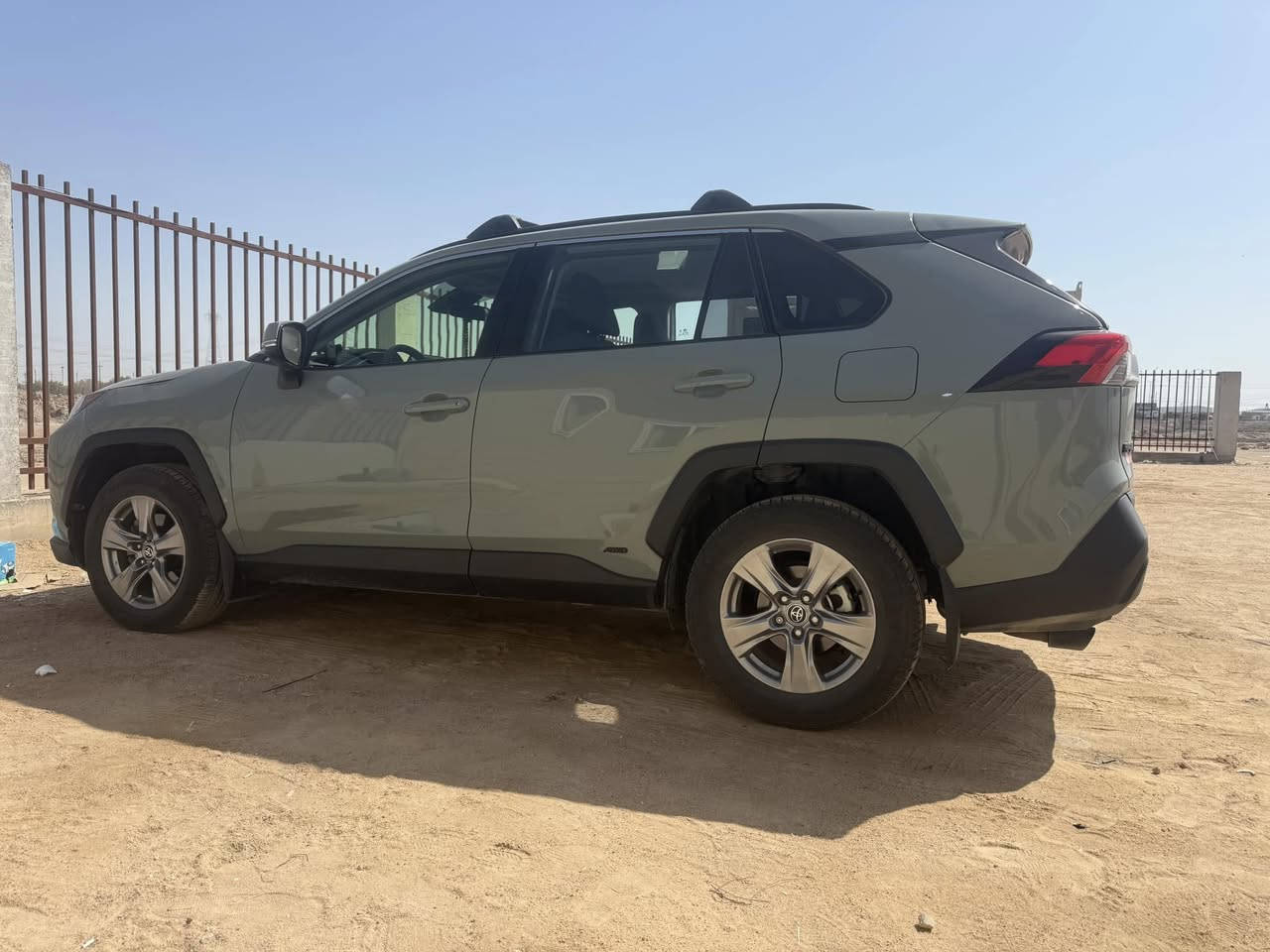 السلام عليكم 😎***********

السعر ♦️240وبيها مجال مكاني بغداد الزعفرانية

موديل2023  هايبرد 

ماشيه 70الف
 

محرك: 2.5 لتر 4 سلندر

 • القوة: 203 حصان

🛋️ الراحة والتكييف

 • تكييف أوتوماتيكي ثنائي المناطق

 • فتحات تكييف خلفي• 

 • تعديل كهربائي لمقعد السائق + دعم أسفل الظهر

🔊 النظام الصوتي والوسائط

 • نظام صوت 6 سماعات قياسي

🛡️ أنظمة السلامة المتقدمة

• نظام مكابح طوارئ مع كشف المشاة

• مساعد البقاء في المسار

• رادار أمامي

• إضاءة عالية أوتوماتيكية

✔️ مراقبة النقطة العمياء

✔️ تنبيه حركة المرور الخلفية 

💡 الإضاءة والمظهر الخارجي

 • مصابيح أمامية LED

 • إضاءة نهارية DRL

 • جنوط ألمنيوم 19 إنچ

 • فتحة سقف كهربائية (Moonroof)

🔌 ميزات إضافية
 

 • كاميرا خلفية

 • فرامل يد إلكتروني
