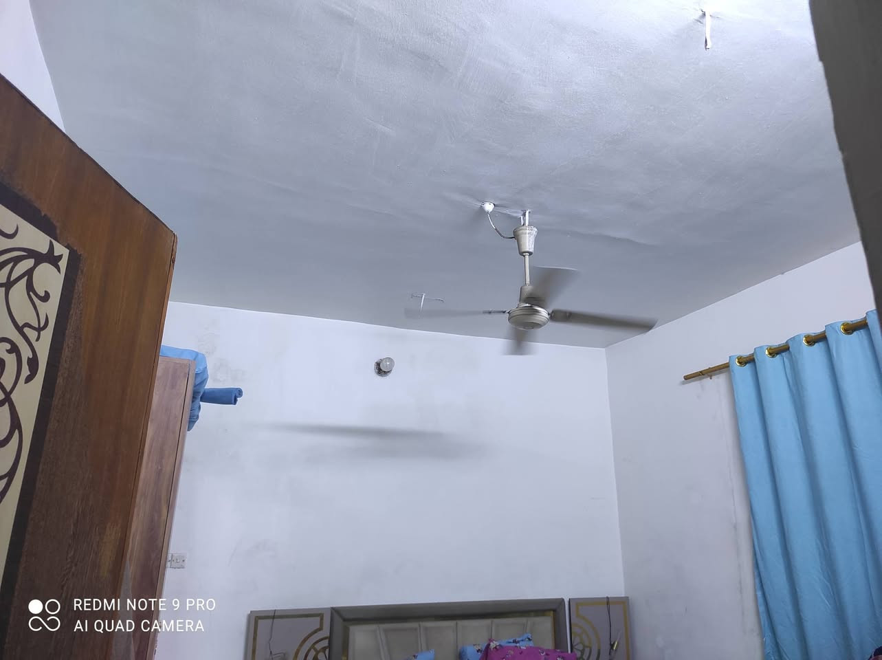 للبيع بيت سند اصفر حي البساتين السلام جهة القناة 110 متر صب مسلح  سطح اشتايغر البناء طابوك خدمات كاملة انترنت و ماء و صرف صحي مكون من  استقبال و غرفة و مطبخ و صحيات اثنين و مخزن بالسطح و بيتونة السعر 90 مليون و التواصل ***********
