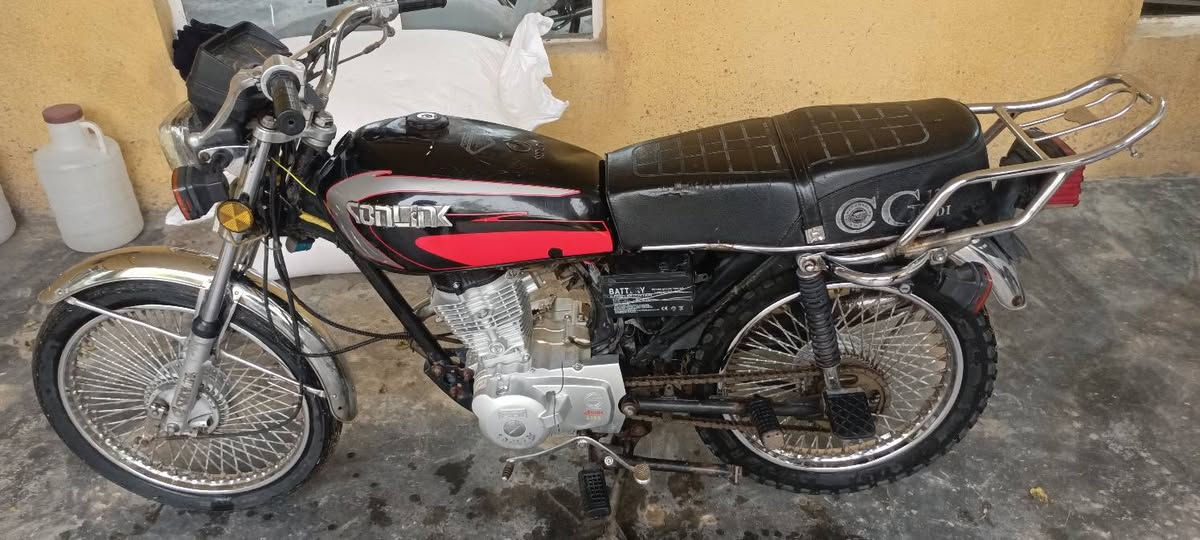 السلام عليكم  دراجه لبيع اوراق كامله دراجه نضيفه محرك جديد كهربايات كامله العنوان جبله السعر 500 الرقم واتساب ***********
