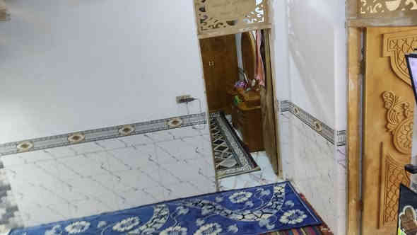 بيت للبيع المساحه 300متر بناء البيت مع الطارمه 200متر
و100متر بصف البيت  
يتكون من غرفه 5في4و صحيات داخليه و خارجيه وصاله 5في 5ومطبخ 4في 3وهول 5في 4
طابو زراعي سند 25 في بابل قرب لامام بكر عليه السلام طريق حله نجف يبعد عن الشارع العام 400متر كامل الخدمات متوفره 
سعر 120قابل للتفاوض ***********
