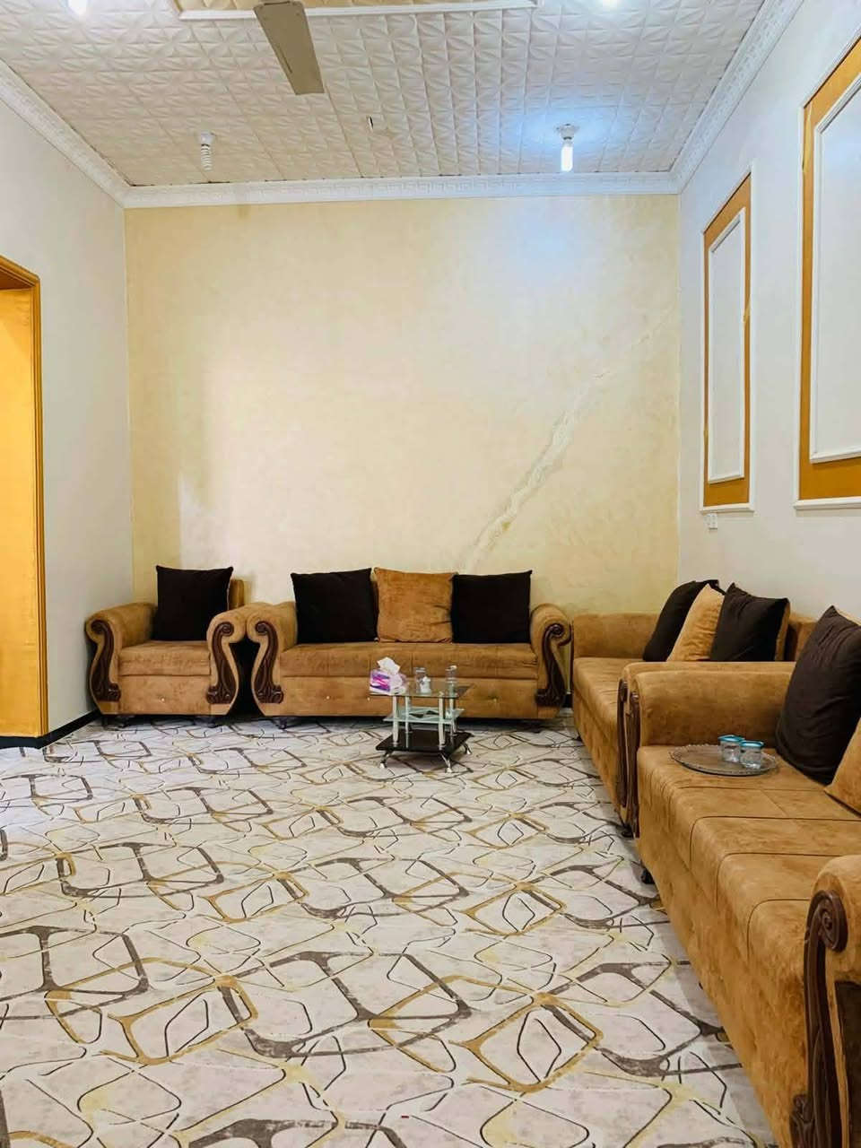 حي الشموع شارع القائمقاميه طابو صرف مساحه ١٤٠ مربعه بناء درجه اولئ تفاصيل بناء 👇🏼.
البناء طابقين 
طابق الاول / دوانيه مفتوحه ع هول صغير + مطبخ + غرفه + صاله + مجمع صحيات داخليه وخارجية بناء طابوق + السقف صب كونكريت 
الطابق الثاني / غرفتين + صاله بناء فرمستون + السقف اعكاده 
وبيت كله كامل وجاهز
للاستفسار ***********
