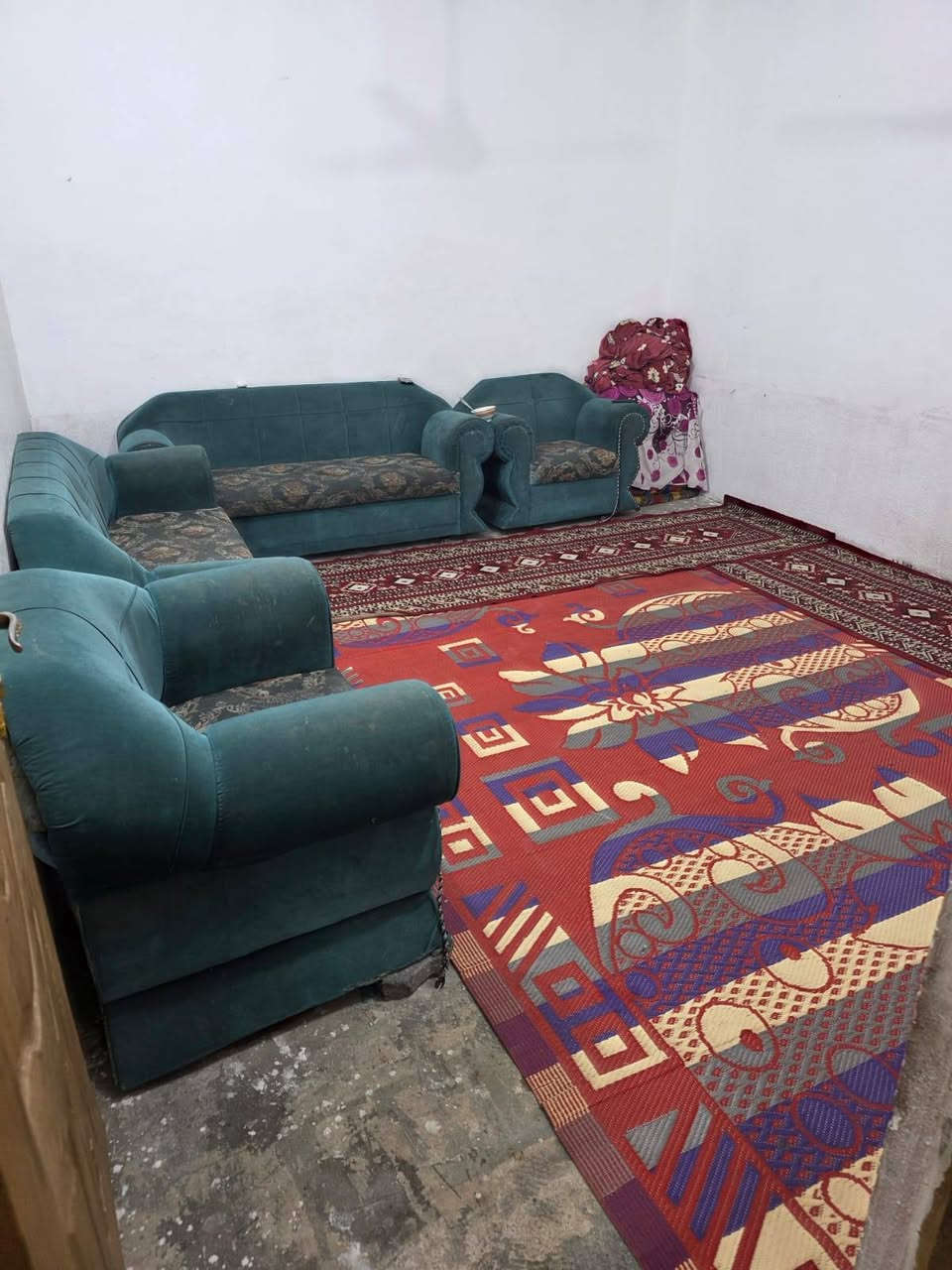 بيت البيع مساحة 200 متر بي ستقبال 2 غرف +صالة
سند 25 البيت ساسة حجر نص مرت طابوق +بلوك
البيت السكف عكادة +صاب +فرشي
البيت جاهز م̷ـــِْن كلشي مابي اي نقص 
عنون كوفة قرب معمل السمنت شارع السبيس 
***********

