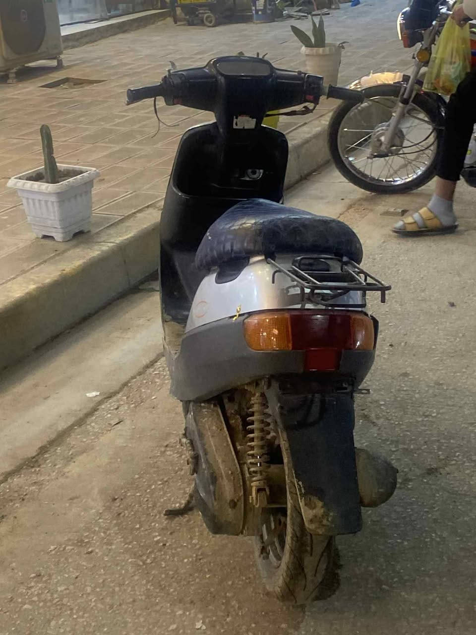 سلام عليكم دراجه بطه حلوه نضيفه كل شغال سلف هندر لايت اشاير كل شغال تايرات جدد مكينه ناعم دراجه نضيفه جدا سعره ٢٣٥ بيه مجال حك جيه مكان كربلاء طوريج جدول الغربي رقم هاتف *********** او مراوس ١٢٠ فقط
