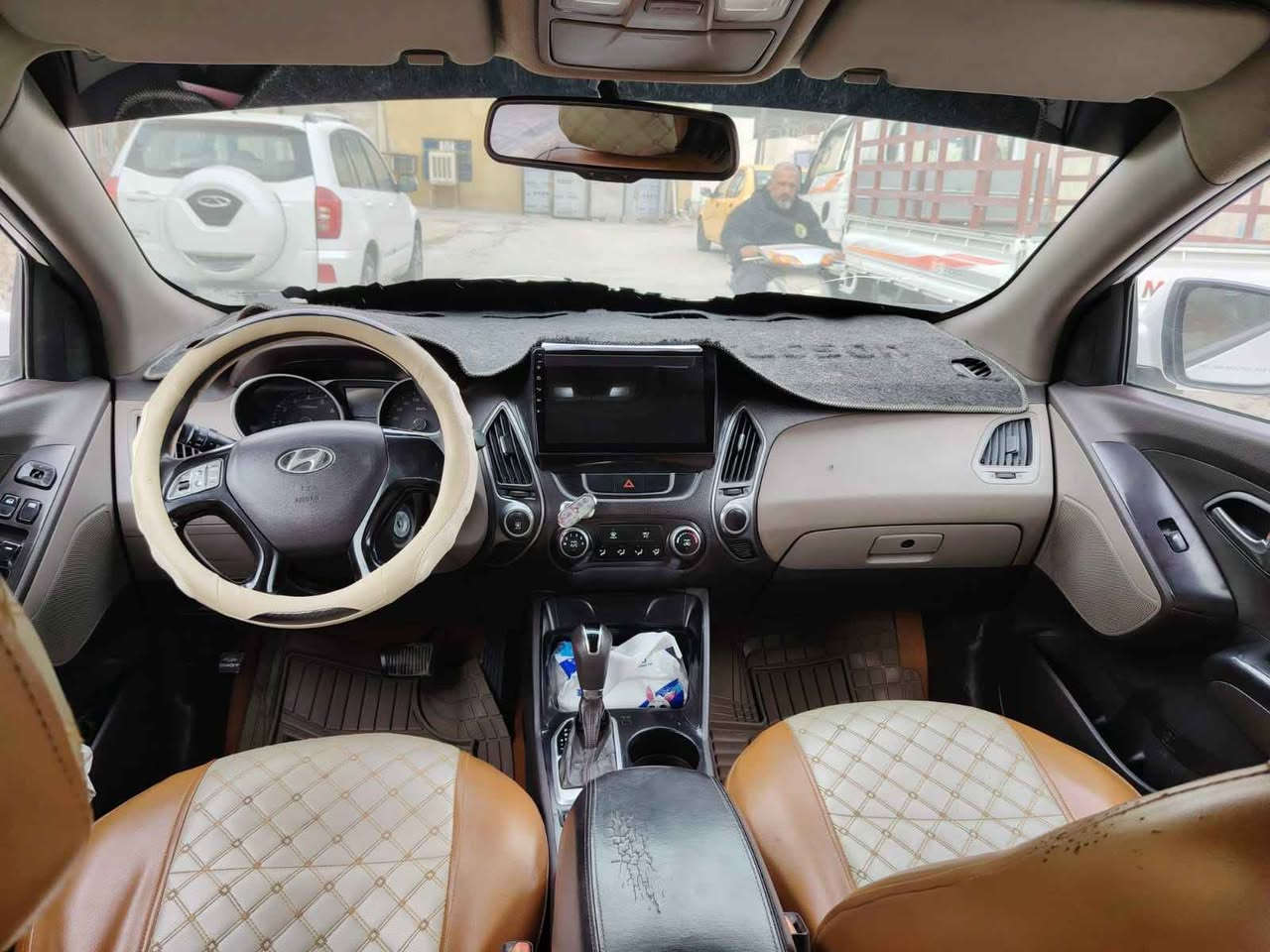 ‏سلام عليكم هونداي توسان موديل 2015 خليجيه 
‏گير مكينه تايرات حداديه امامي خلفي تبريد تدفئه 
‏خير من الله 
‏بيها باب خلف السائق تبديل وكاله اصلي باب فقط 
‏بيها ضربه خفيفه جوة رقم خلفي مصلحه مكان السيارة الزعفرانية 
‏السعر 155 بيها مجال 
‏رقم الهاتف *********** واتس اب 
‏ بغداد, العراق
