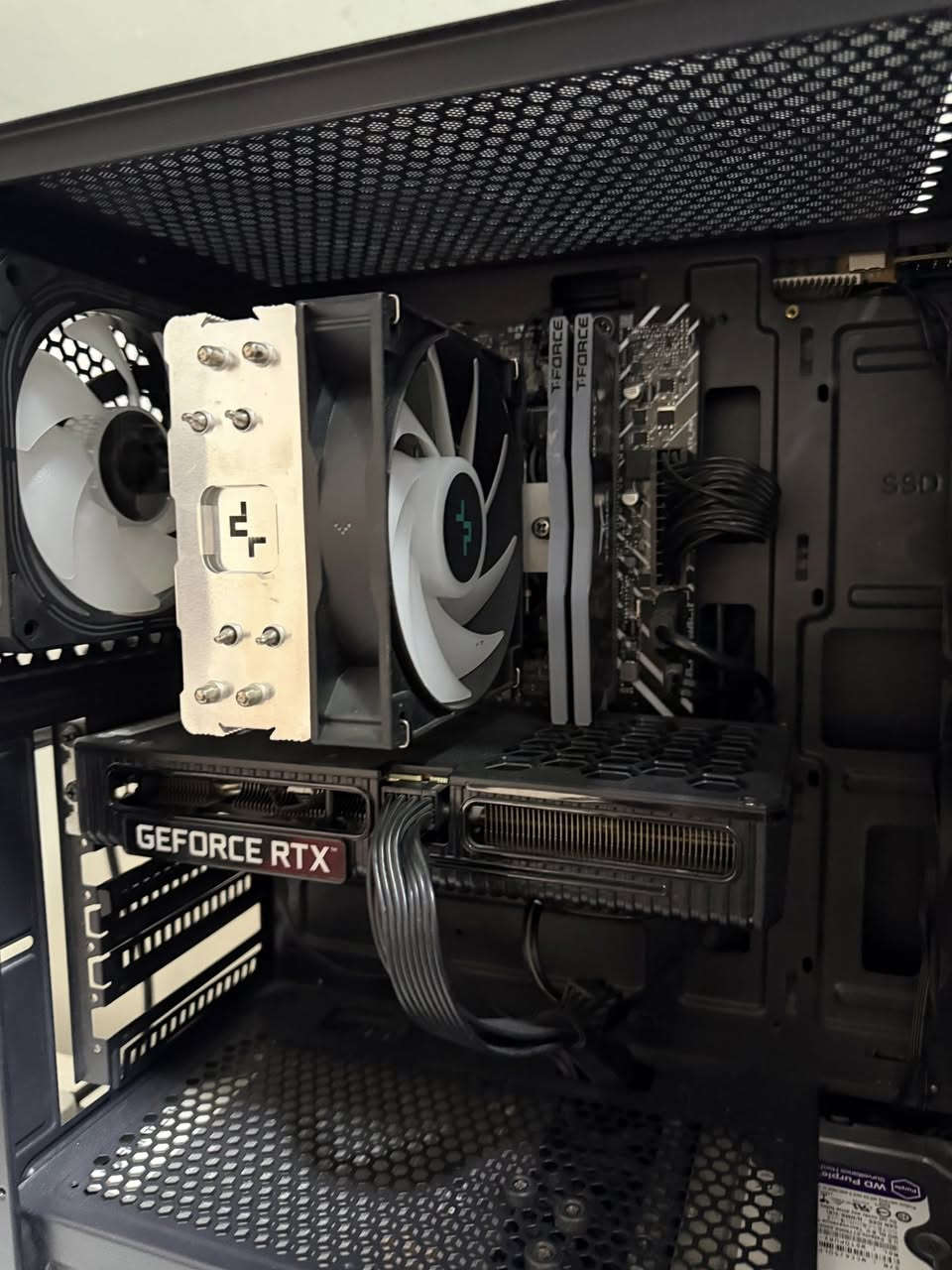 للبيع مكاني بصرة
مواصفات الكيس 

i5 13400F المعالج
 كرت الشاشة RTX 3050 8GB
الباورسبلاي  FANTECH SHADOW 750W
مبرد المعالج COOLER MASTER T400I
الموذربود ASUS PRIME H610M-K D4
الرامات G.SKILL 16GB 8 x 8 DDR4
SSD NVMe KingSpec 512GB 
Ssd 1tb Sata 
1TB HDD
السعر: مليون دينار
للتواصل ***********
