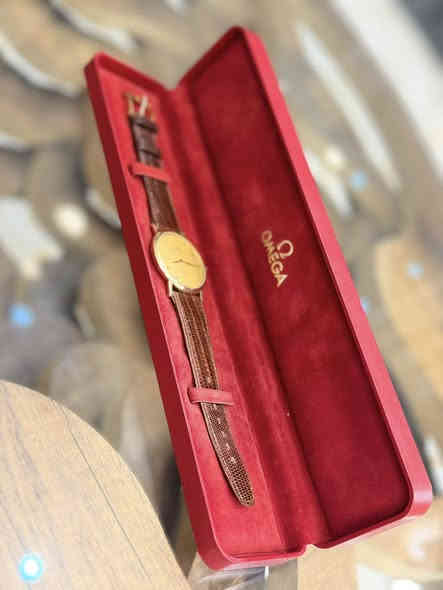 اكتشف قطعة من الفخامة السويسرية على معصمك! ⌚

ساعة أوميغا دي فيل بريستيج... حيث تلتقي الأناقة الكلاسيكية مع قيمة الذهب الأصيل. تمتاز بعلبة وسوار من الذهب الصب عيار ١٨ قيراطاً، مما يمنحها متانة وبريقاً استثنائياً.

✨ المواصفات الرئيسية:

· العلامة: أوميغا (Omega) - إرث سويسري من الدقة.
· الموديل: دي فيل بريستيج (De Ville Prestige).
· المادة: ذهب صب عيار ١٨ قيراطاً (ليس طلياً أو صفائح).
· الحزام: جلد تمساح بني فاخر.
· القطر: 32 ملم (مقاس رشيق وأنيق).
· مقاومة الماء: حتى 30 مترًا.
· ضمان الأصالة: السوار أصلي ومختوم، مع العلبة الأصلية.

📍 للتواصل والاستفسار والطلب:

· الموقع: واسط - الكوت
· الهاتف / الواتساب: ***********
