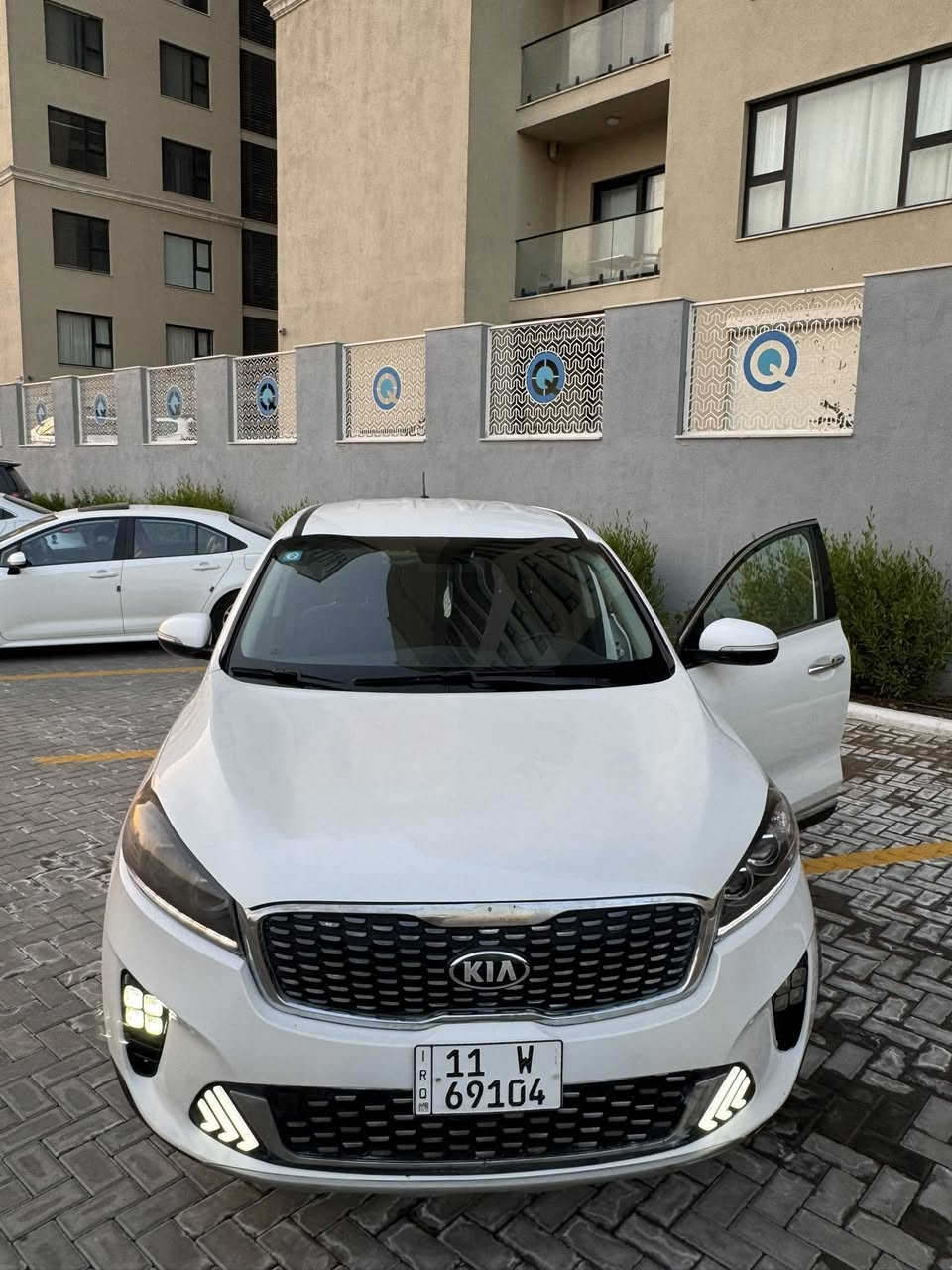 السلام عليكم من رخصه الادمن كيا سورنتو موديل ٢٠٢٠ وارد أمريكي ماشيه ٩٤ مواصفات عاديه ٧ راكب مكينه ٦ سلندر السيارة جاهزه من كلشي بس بيهة نقص دبلات خلفيه صور الحادث مال امريكا والسونار موثق بلصور مكان السياره بغداد حي الجهاد السعر ١٧٥ 
رقم الهاتف ***********
