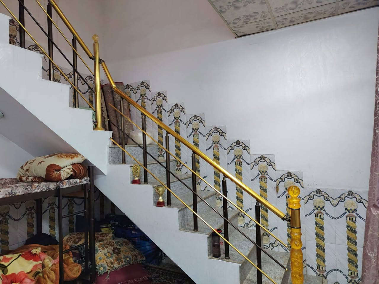 سلام عليكم عندي بيت البيع بحي الامن الداخلي( 23) المساحة 100 متر  5 ×20 طابق واحد استقبال وصاله ومطبخ صحيات داخلي وخارجي عرض الشارع 15متر خدمات كامله مجاري انترنيت ضوءا ماي وكهرباء قرب المدرسة الابتدائية والمتوسطة والثانوية وروضة ومستوصف سقف صب كونكريت بي رباط كونكريت استفسار رقم الهاتف *********** بي واتساب صاحب العقار
علما أن الدار مطلوب صندوق الاسكان 14 مليون تسديد 160 الف شهريا مكلف بالنشر الرجاء التواصل مع صاحب الدار
