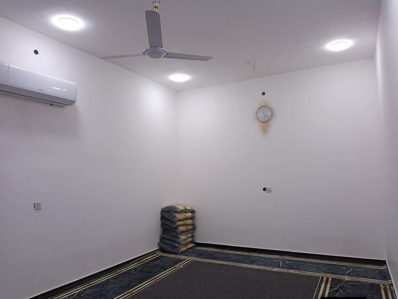 ♕ بسم الله الرحمن الرحيم اللهم صلِّ على محمد وآل محمد ♕

🏠  : منزل للبيع 

🌐  :  الموقع   مدينتي /  مجاور الايطالي 

📐  :  المساحة  252  متر 

🏗  :  سنة البناء  2024 /  بناء شخصي من الارض حتى التشطيب
ــــــــــــــــــــــــــــــــــــــــــــــــــــــــــــــــــــــــــــــــــــــــــــــــــ

          تـــــــــــفـــاصيـــــــــل اكـــــــثــــــر 

الطابق الاول  ⬇️

غرف نوم عدد  2  + صاله  +  مطبخ  + استقبال  + حمامات 

داخليه وخارجية  +  كراج كبير  
ـــــــــــــــــــــــــــــــــــــــــــــــــــــــــــــــــــــــــــــــــــــــــــــــــ

الطابق الثاني  ⬇️ 

غرف نوم عدد 1  +  صاله  
ـــــــــــــــــــــــــــــــــــــــــــــــــــــــــــــــــــــــــــــــــــــــــــــــــ

💰  :  ملاحظه  المنزل  مطلوب للمصرف العقاري  105 مليون 

💰  :  بيد البائع  125 مليون  مع المجال 

📲 :  الاستفسار اكثر الاتصال على الرقم 

📞  :   ‏‪0788 251 8491‬‏  واتساب 

✨  لــن تـکون وحـيداً ابـداً مع  الــ مهيمن  للعـقار  ✨
