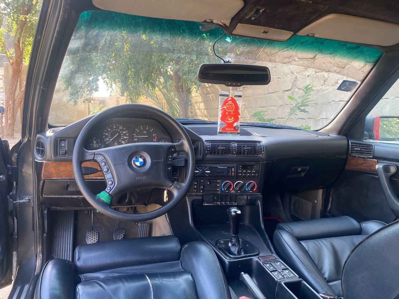 525 مسكر فانوس كير عادي 
مديل 1990
كشنات m جلد اسود
جام كهرباء الخلفيات وحده واكفه
تخم ويل خليه وتاير جديد 
فتحة سقف
رقم بغداد بأسمي مشروع وطني
حداديه قبل اسبوع شديت وره وكدام
جارده جنطه وقماره 
نقصه دعاميه وكمبريسر تبريد
بيه رنكات
مكاني ناصريه
السعر 41 وبيه مجال 
***********
