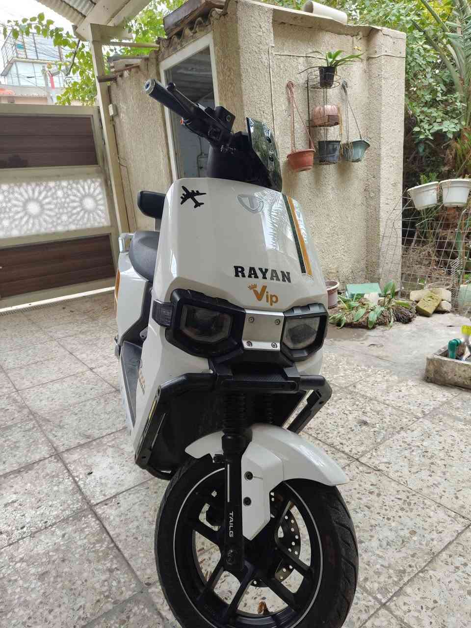 دراجه ريان وحش الكون للبيع
لون ابيض داخل اسود 
مواصفات
6 باتري
ملف 2000
85 كيلو بالشحنة الوحدة
نظام p
نظام R
نظام حماية سرقة
نظام بصمه
تربط على موبايل تشغيل 
قاطع دورة
نظام abs
منفذ شحن USB
َوصل الشراء موجود 2025/12/16
العنوان بغداد حي العامل 
للاستفسار ***********
السعر مليون اوبيها مجال شي بسيط
