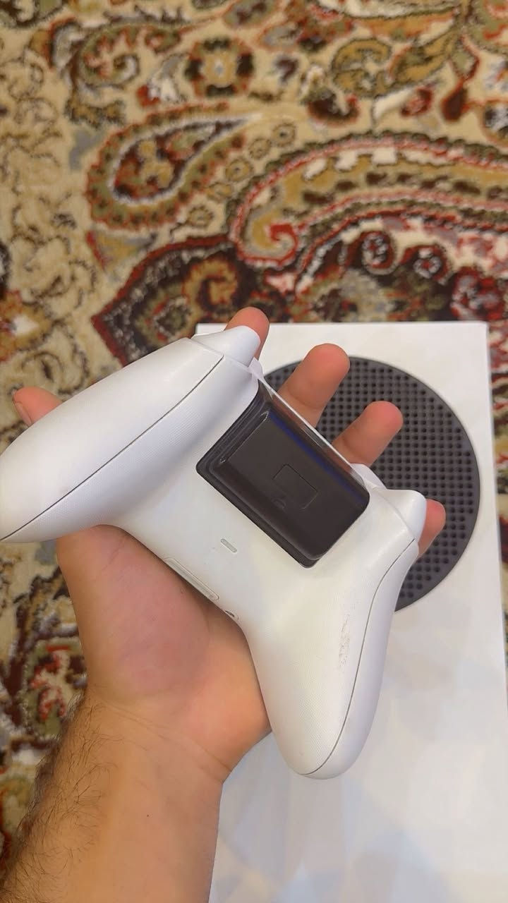 السلام عليكم اكس بوكس سيريس S للبيع مستعمل نظيف 100 بالميه ضمان كامل ملحقاته إصدار 2025 يدتين وياه الاصليه والكيم سير الاحترافيه وياه حساب بيه فيفا 26 واغراضه كامله السعر 500 وبيه مجال العنوان بغداد الزعفرانيه *********** واتساب او اتصال
