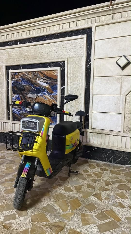 دراجه ABR-A7موديل 2026مستعمله شهرين فقط دراجه مواصفات فول 
(5بطاريات) ونضاف يعني مو تعبانات والشحنه الوحده تمشيك (60كيلو متر) والسعره مالته99بل شاشه بس حقيقي تمشي 60او65وبيه نضام كارت تشغيل عل شاشه وتشغيل عن بعد وسويچ وبيه مفاتيح احتياط كامله وبيه نضام Rرجوع لخلف دبل إشارة واشاره يمين او يسار غراضه كامله شاحنه اصليه من تفول شحن تفصل من يمه يعني اذا نسيته ؏ شحن لاشيل هم ماتنفخ البطاريات ودارجه نضيفه اذا مو شراي لاتراسلني طالب بيه (440)وبيه مجال بسيط 
وهاذه الواتساب(***********)
