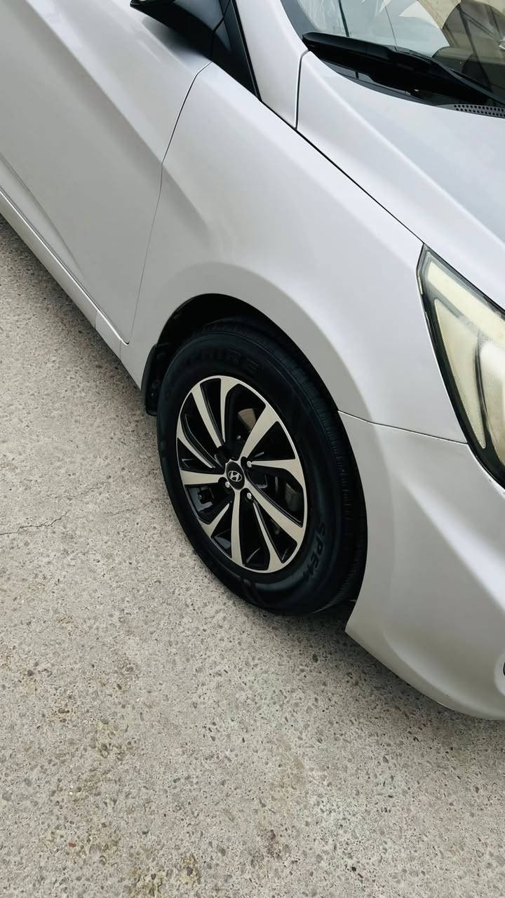 للبيع 
 اكسنت مضلع ٢٠١٦
رقم نينوى الماني/شرط التحويل
مواصفات🔻🔻
وارد/ خليجي سياره كلين بدون صبغ بدون ضررر
ويل كب
نظام ABS
تحكم استيرن
جام كهربائي 
كير توماتيك  
محرك /١٤٠٠/ مامفتوح شرط كير ومحرك
(سيارة نضيفه وماتحتاج اي مصرف) 
سعر/110 
بيها مجال
نظام اقتصادي ECO
للاستفسار اتصل 
*********** / اسيا 
***********/كواك
