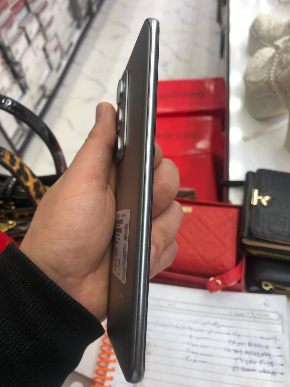 السلام عليكم ورحمة الله للبيع
(تكنو سبارك 40 برو بلس).

​الشاشة:
​نوع: 3D AMOLED (شاشة منحنية الأطراف)
​الدقة: 1.5K (1224x2720 بكسل)
​معدل التحديث: 144Hz (مما يوفر سلاسة فائقة)
​المعالج:
​MediaTek Helio G200 (يذكر أنه "الأول من نوعه في العالم")
​الذاكرة والتخزين:
​يتوفر بخيارين للتخزين: 256GB 
​الذاكرة العشوائية (RAM): 8+8GB
​الشحن والبطارية:
​سعة البطارية: 5200 مللي أمبير
​الشحن السريع: 45W (شحن سلكي)
​الشحن اللاسلكي: 30W (شحن لاسلكي مغناطيسي)
​الكاميرا:
​الكاميرا الخلفية الرئيسية: 50 ميجابكسل (مع دعم التثبيت الإلكتروني للصور - EIS)
​ميزات إضافية:
​مقاومة للغبار والماء بمعيار IP64.
​تقنية NFC (الاتصال قريب المدى).
​نظام تشغيل Android 15 وواجهة HIOS 15.
​بصمة تحت الشاشة (بصري).
​مكبرات صوت مزدوجة مع تقنية Dolby Atmos.
​ميزة FreeLink للمكالمات المجانية بدون إشارة.
مستعمل شهر ونص 
 بيع
السعر 270 وبي مجال
***********
