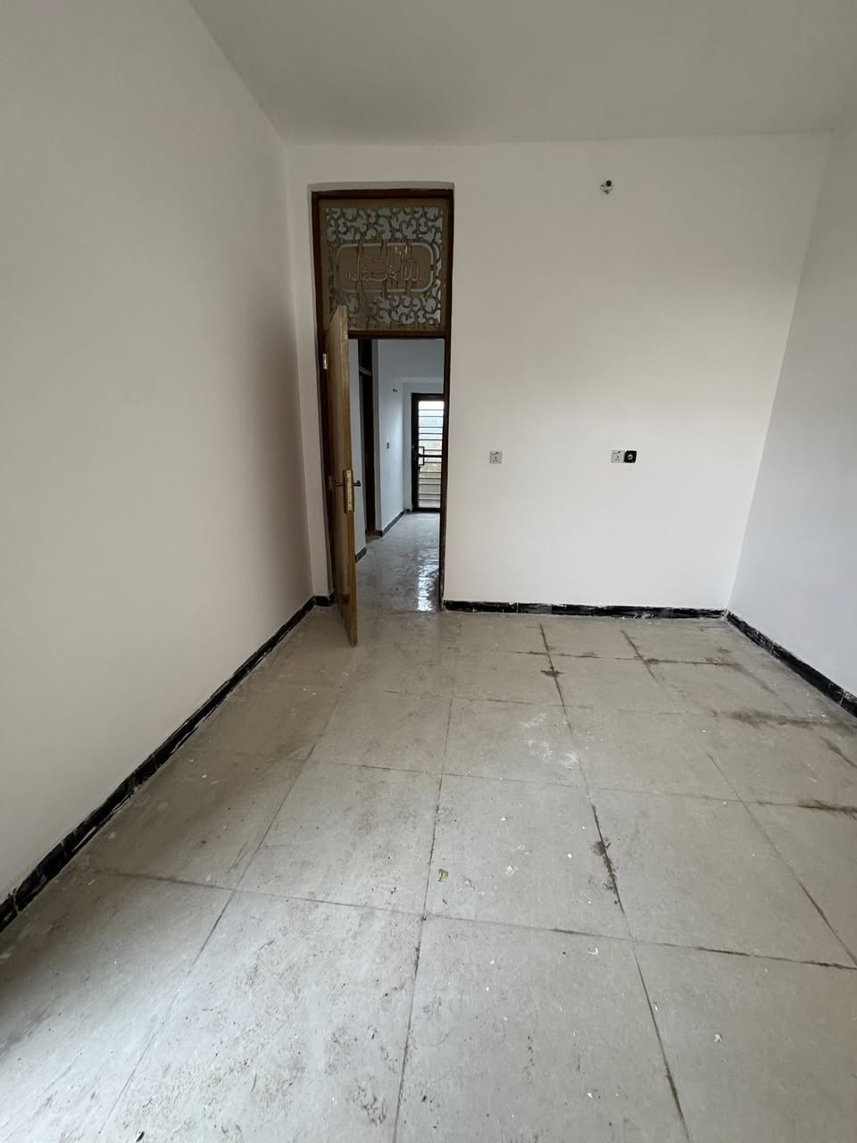 يالله السلام عليكم يعلن مكتب بركات الزهراء عن وجود دار طابو زراعي سند 25 مساحته 100متر بناء طابوق مسلح 
يتكون من غرفه استقبال مطبخ صحيات صاله 
الطابق الثاني غرفه نوم
موقع الدار حي المصطفى شارع الجامع 
جميع الخدمات ماء كهرباء تبليط البيت ركن عرض الشارع 12متر 
ملاحظه البيت فارغ حاليا بناء حديث سنه 24
السعر 68مليون بي مجال بصيط
الاتصال ***********
