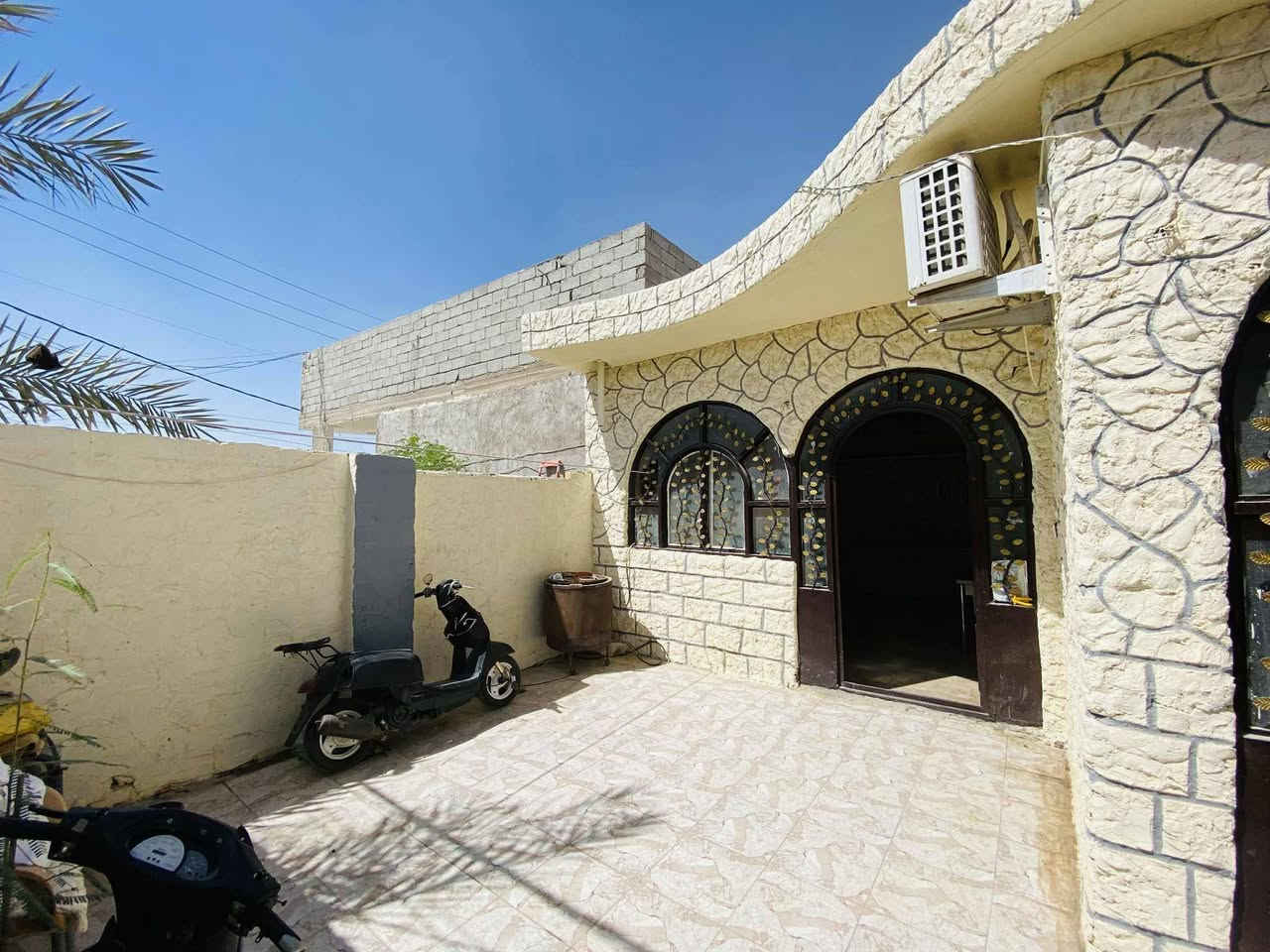 بيت المساحه ١٩٠مْ كونكريت مسلح يحتوي على استقبال ٦*٤.٥ وغرفة٦*٤ ومطبخ ٦*٤ وصالة ٥*٥  ، أرضية مرمر ويحتوي على گراج مطبگ بالكاشي بناء طابوق سطح شتايگر  بناء البيت درجة أولى 
العنوان البراكية /شارع المطار القديم /قرب أسواق الأمير 
للأستفسار ***********،أو ***********
