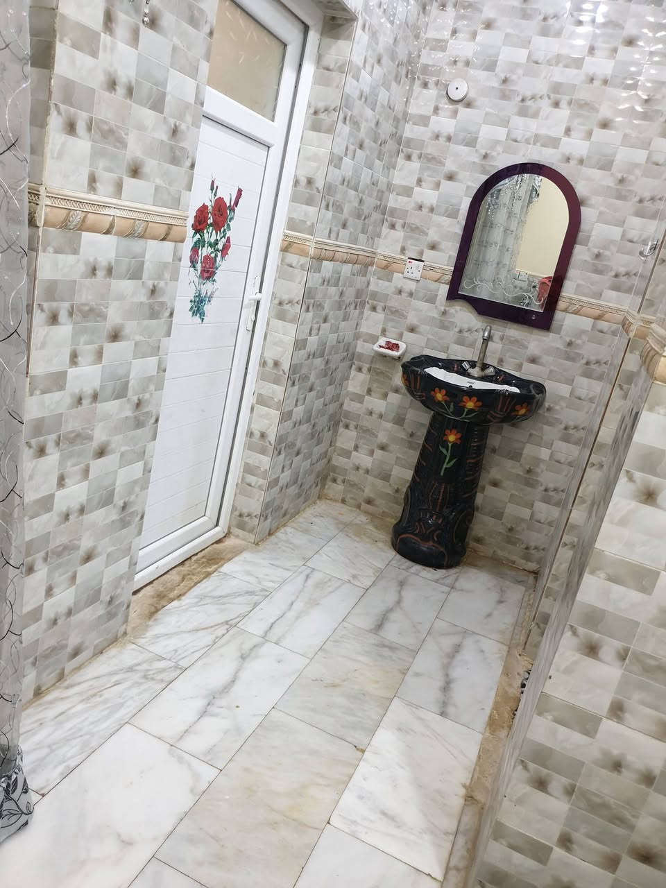 السلام عليكم
بيت للإيجار بحي الجامعة 
مربع الذهبي مساحة ٢٠٠ متر طابقين
 ***********
