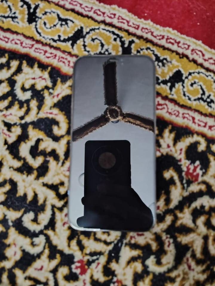 ايفون 12برو ماكس جهاز نضيف كلش وتر برو كلشي ما مبدل بي والله على الفحص فقط بي مشكله واحده هاي النقطه السوده البلشاشا بس بطاريه 73 المساحه 512رقم ***********متوفر وتساب السعر 400
