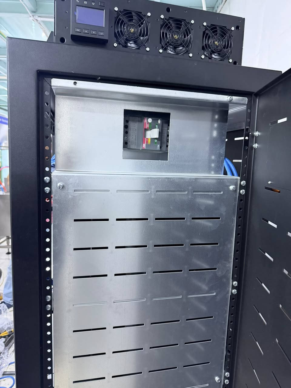 نفخر بتنفيذ وتشغيل منظومة طاقة احتياطية من Huawei UPS ثلاثي الطور بقدرة 20kVA لأحد أكبر واعرق المعامل  في محافظة كربلاء المقدسة. ⚡🏭

تم تصميم وتنفيذ النظام لضمان استمرارية العمل وحماية الأحمال الحساسة من الانقطاعات المفاجئة وتقلبات الجهد، مع توفير طاقة مستقرة وآمنة تضمن عدم توقف العمليات التشغيلية.

🔹 Huawei 3Phase 20kVA – Online Double Conversion
🔹 زمن انتقال صفري (0ms) دون أي انقطاع للأحمال.
🔹 بنك بطاريات احترافي داخل خزانة مخصصة لتوفير زمن احتياطي آمن.
🔹 حماية متقدمة ضد ارتفاع وانخفاض الجهد والتشويش الكهربائي.
🔹 تنفيذ احترافي يشمل التصميم، التركيب، الاختبار والتشغيل.

في البيدق لحلول الأمن والطاقة نؤمن بأن استمرارية الطاقة ليست رفاهية، بل عنصر أساسي لنجاح المنشآت الصناعية وضمان استمرارية الإنتاج.

البيدق لحلول الأمن والطاقة
موزع معتمد لمنتجات Huawei eKit & Huawei UPS في كربلاء المقدسة. 🔋⚡�
***********
***********
