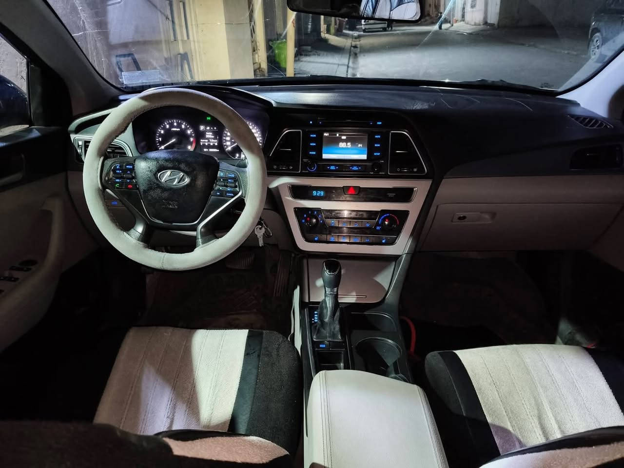 السلام عليكم 
سوناتا وارد امريكي 2015لون ازرق 
رقم إنكليزي  نجف باسمي سنوية لغاية 2029
حادثها جاملغ يمنة وبنيد مبدل فقط 
غير ذالك بيها صبغ قليل بالباب مال السايق 
مكينة وكير مكفولات 
حدادية 70%
السيارة بيها منضومة غاز 
بيع او مراوس حسب القناعة 
 للستفسار  ***********
