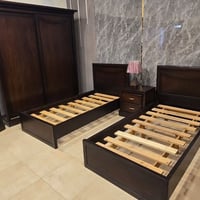 غرفة نوم شبابية • خشب لاتيه ١٨ • خزانة ٢٢٠×١٨٥×٦٠