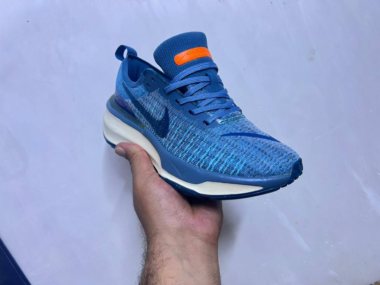 نايك قياس 40
سعره 25 
يوجد توصيل جميع المحافظات 
***********
