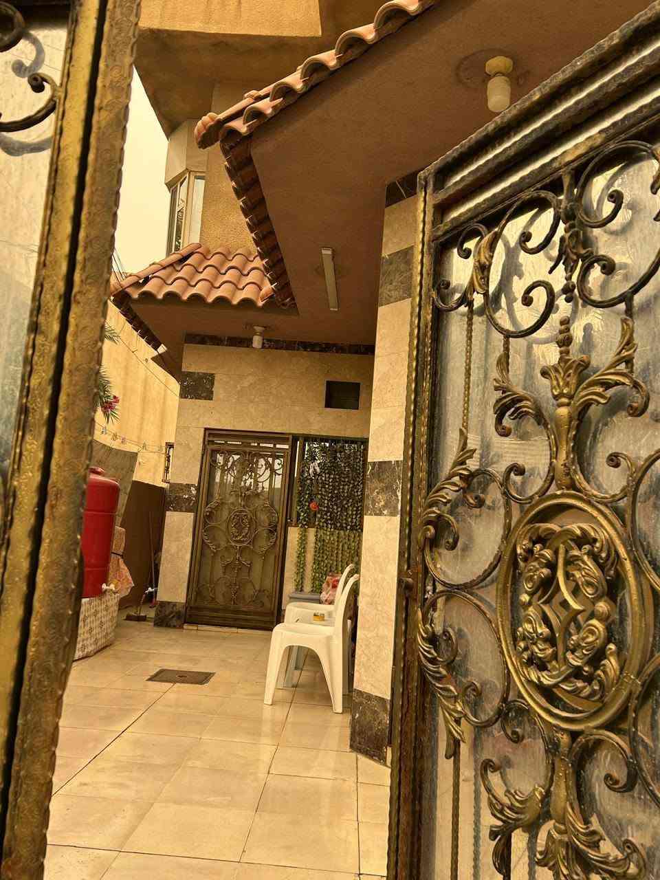 بيت للبيع البصرة الجبيلة شارع المصلحة بجانب دائرة المادة 140
* المساحة 100 م ركن على شارعين .
* بناء 2010 .
* طابقين 3 غرف مع حمامات عدد 2 وصالة ومطبخ وكراج و ترك حولي .
* حالة البناء جيدة جدا جاهز للسكن.
* ملك صرف بأسم المالك المباشر.
* يبعد عن الشارع العام 50م . 
التواصل مع صاحب العقار مباشرة
رقم الهاتف / واتس اب  ***********
