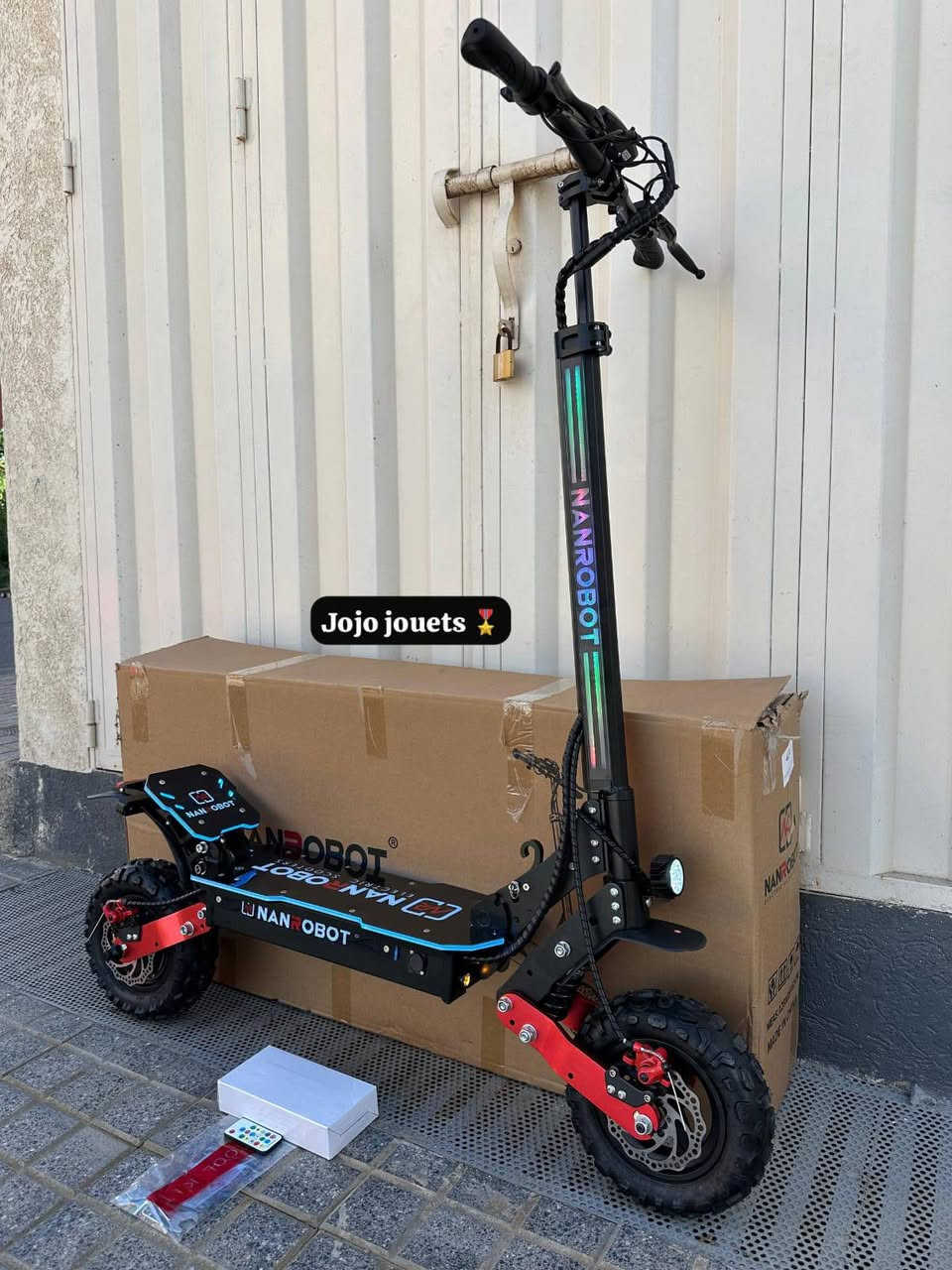 TROTTINETTE ÉLECTRIQUE NANROBOT 1200W⚡️
✔️Batterie lithium 48V18Ah.
✔️Moteur Arrière Puissant 1200W. 
✔️Chargeur 54,6V2Ah. 
✔️Autonomie 40-50Km. 
✔️Vitesse maximale : 75km/h
✔️Accélérateur a la main. 
✔️3 Niveaux de vitesses. 
✔️Démarrage avec Bouton. 
✔️Frein Disque Avant et arrière. 
✔️Amortisseurs Avant et arrière. 
✔️Roues Tubeless 11 Pouces Tout terrain. 
✔️Lumiere LED Avant. 
✔️Lumiere LED d’ambiance avec télécommande . 
✔️Feu rouge Led arrière. 
✔️Clignotant Gauche et droite. 
✔️Trottinette Pliable. 
✔️Écran LCD. 
✔️Cloche électrique . 
✔️Tranche d'âge : Adults 
✔️Poids : 25Kgs
✔️ Capacité de charge : 150 Kgs.

‎📦🚚التوصيل مجاني لجميع المدن مع الدفع عند الإستلام. 

‎💵


**إذا كنت صاحب هذا الإعلان وتريد حذفه لأي سبب، رجاءا أرسل رسالة إلى الدعم الفني**