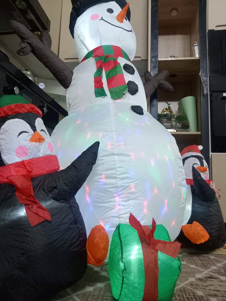 رجل الثلج مع بطاريق ثنين كبار الحجم اكثر من ١٨٠ سم بداخله نشره والبور نفخ منا وبي يشتغل عل كهرباء السعر 50 الف شكله مثل ما مواضح بصوره رقمي بي واتساب ***********
