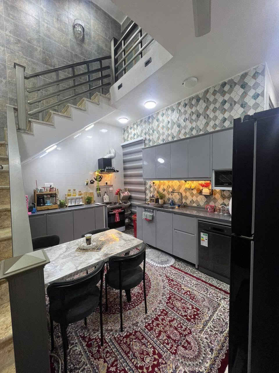 بيت للبيع مقابل جزيرة بغداد السياحية الباب الأولى مساحة ٩٠ متر قريب على الشارع العام يحتوي على ٣ غرف وصالة وحمامين + سطحين للاستفسار الاتصال على الرقم ***********
