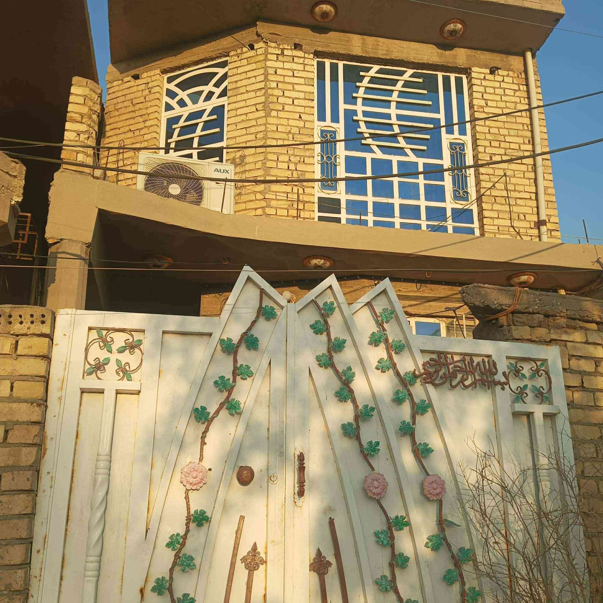 ⸻

✨ فرصة مميزة للبيع – بيت سكني في الحي العسكري ✨

إذا تبحث عن موقع هادئ ومساحة عملية بتقسيم مريح للعائلة، هذا البيت خيار مثالي للسكن أو الاستثمار.

📍 الموقع: الحي العسكري
📐 المساحة: 120 متر
🏢 عدد الطوابق: طابقين

🔹 الطابق الأرضي:
استقبال مريح + صالة  + غرفة نوم + مطبخ + حمام

🔹 الطابق العلوي:
غرفتين نوم + صالة

🔹 إضافات مميزة:
✔️ سطحين
✔️ توزيع عملي للمساحات
✔️ مناسب لعائلة متوسطة
✔️ منطقة مخدومة وقريبة من الاحتياجات اليومية

💰 فرصة مناسبة للسكن والاستثمار
📞 للاستفسار والتفاصيل يرجى التواصل مباشرة
***********
