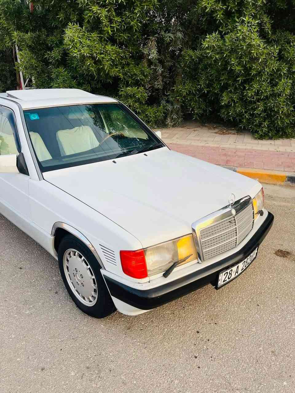 للبيع مرسيدس E190 (طيارين)
موديل 1989

🔧 المحرك:
 • مكينة 260
 • 6 سلندر (مكينة بلاد)

🚗 حالة السيارة:
 • السيارة جاهزة فول مواصفات
 • شغال ABS
 • دبل هورن
 • أريل كهربائي
 • حدادية جديدة
 • تخم تاير جديد
 • كهربائيات كلها شغالة
 • باتري جديد
 • السيارة جاهزة على آخر حباية
 • مكفولة من الحادث القوي
 • بيها صبغ قطع فقط
 • رقمها إنگليزي 
 • سنوية 30
 • باسمي تحويل ثاني يوم

💰 السعر: 68 وبيها مجال بسيط
📍 العنوان: النجف الأشرف
***********
