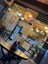 فرصة استثمارية ( لعدم التفرغ )  مطعم بيتزا ولحم بعجين للبيع داخل مجمع ...