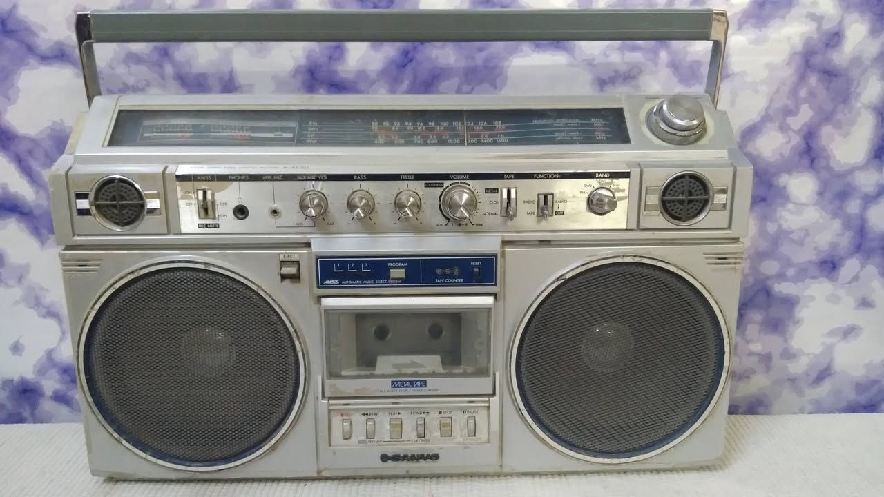 راديو مسجل ستريو ماركة SANYO
راديو 4 موجات بيFM
المسجل شغال بالكامل 
مدخل اواكس AUX 
***********واتس اب 
يوجد توصيل
